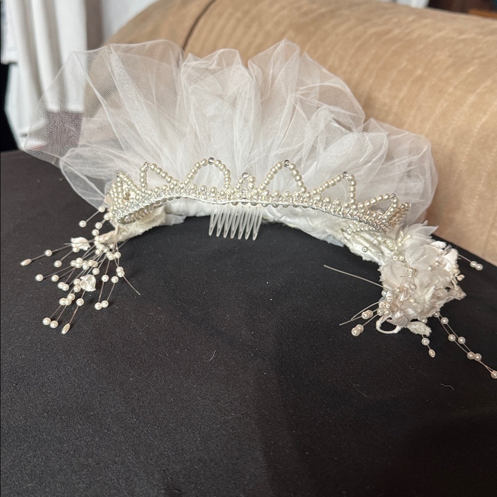 Vintage Pearl Beaded Bridal Headpiece with Veil & Floral Accents - Picture 4 of 5